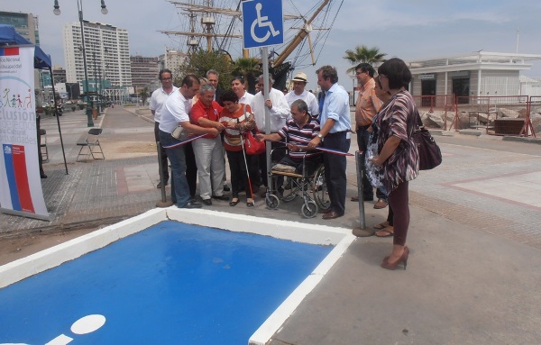 Autoridades regionales y personas con discapacidad cortan la cinta en la ceremonia de inauguración
