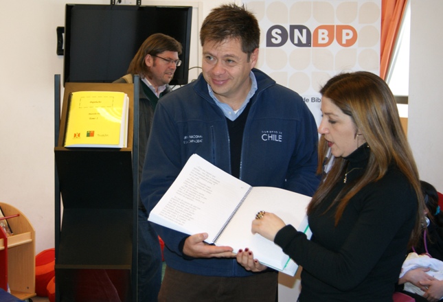 Subdirector Nacional del Senadis durante la entrega de la colección de Papelucho en Braille. 