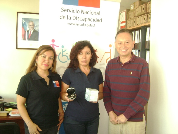 La señora Elena Cortés recibe la ayuda técnica por parte de la Dirección Regional del Senadis