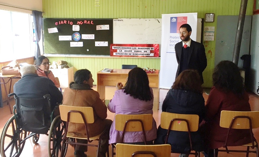 Profesionales de Senadis realizan difusión de derechos de la mujer rural en situación de discapacidad.