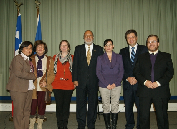 Director del Senadis junto a Rector de la UMCE y profesionales de la universidad.