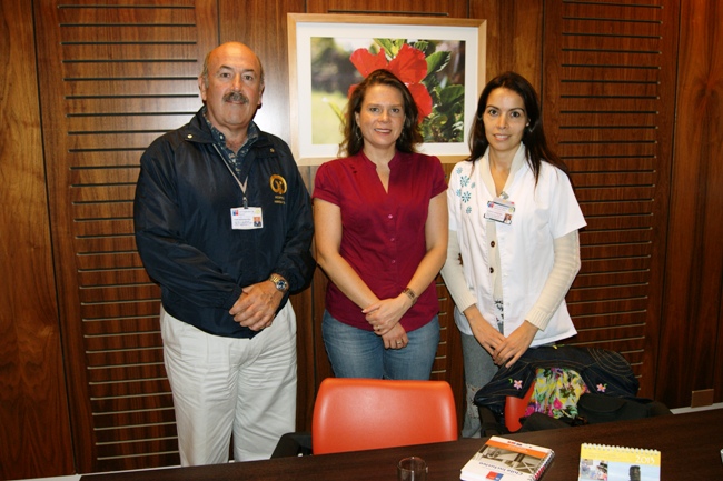 Directora Nacional de Senais junto al Director y Sub Directora Médica del Hospital Hanga Roa