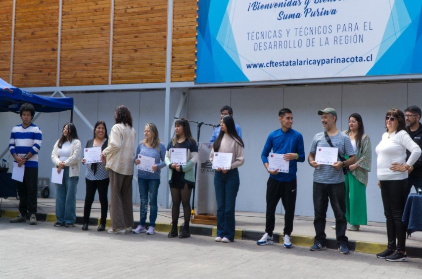 Estudiantes beneficiados exhiben sus diplomas.