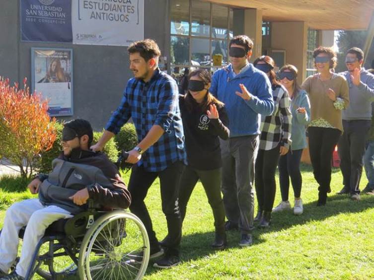 Jóvenes de la Universidad San Sebastián se ponen en el lugar de una persona con discapacidad visual