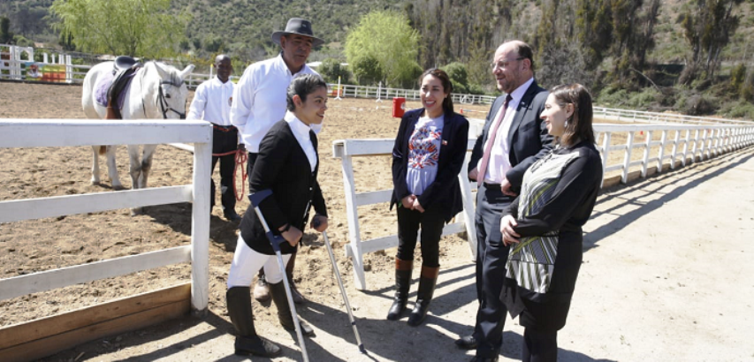 Ministro Moreno visita centro de equinoterapia para niños y adultos mayores.