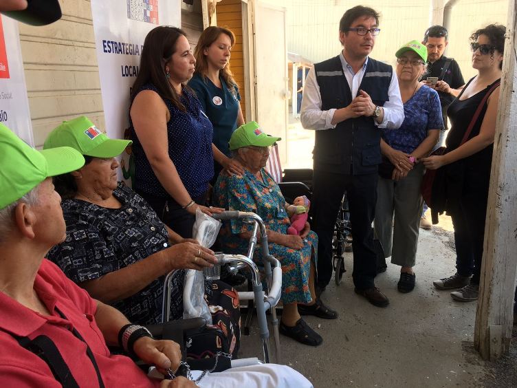 Ministro Barraza visita localidades del Biobío afectadas por incendios forestales y se reúne con familias beneficiarias del Bono Enseres