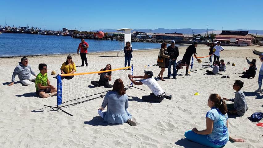 Actividad de bolley inclusivo en Playa Mansa.