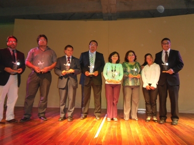 Un grupo de los premiados muestran el reconocimiento que recibieron de parte del Senadis.
