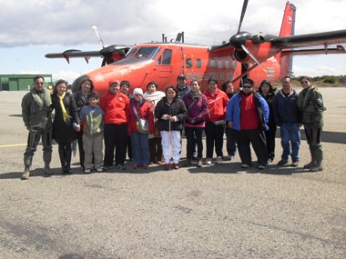 Coordinadora del Senadis, pilotos de la Fuerza Aérea y personas con discapacidad que participaron en el sobrevuelo por Punta Arenas.