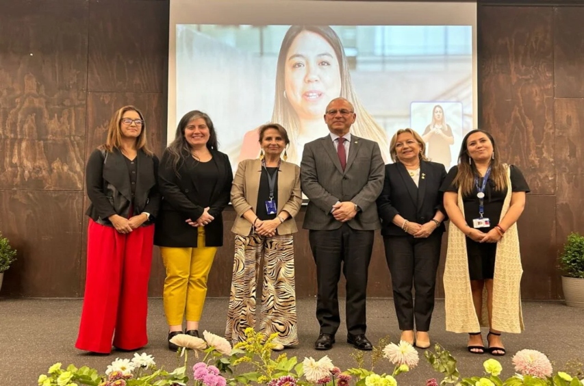 Foto grupal de los participantes en la ceremonia.