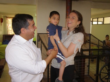 La Directora Nacional del Senadis junto a uno de los niños del Hogar San Ricardo y al director del Hogar Padre Nelson Jerez