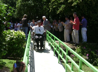 Una persona con discapacidad física se desplaza en silla de ruedas por la pasarela que se inauguró.