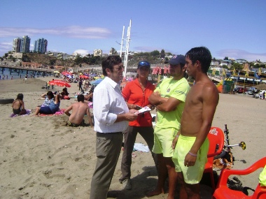 Francisco Laso entrega material informativo en la Playa Caleta Portales