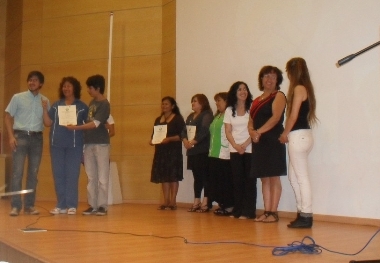 Las personas que participaron en la capacitación reciben sus diplomas.