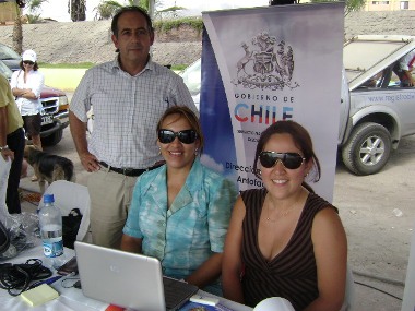 El Director Regional del Senadis en Antofagasta junto a las profesionales del Servicio en el stand institucional.