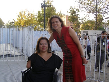 Directora del Senadis junto a Graciela Fuentes, joven mujer, trabajadora y futura profesional.