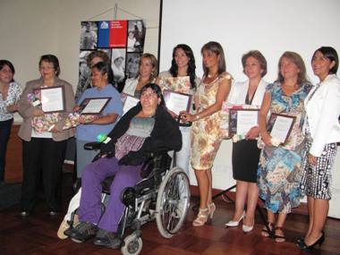 La intendenta de Biobío junto a las mujeres reconocidas