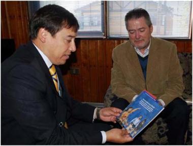 Director Regional del Senadis en Aysén entrega material informativo del Servicio.