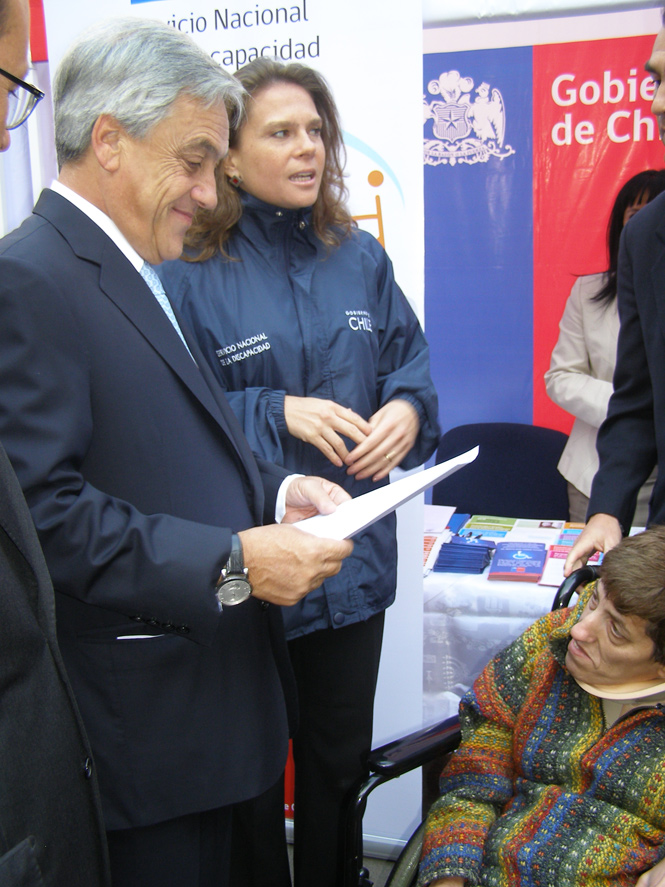 Presidente de la República junto a la Directora Nacional del Senadis, revisa material en Braille con información para ciudadanos que lo requieran.