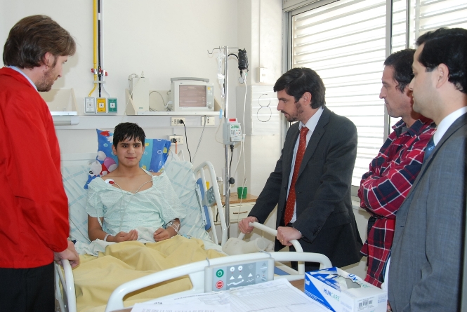El Intendente junto al Seremi de Educación y el Director Regional del Senadis visitaron a joven en el hospital.