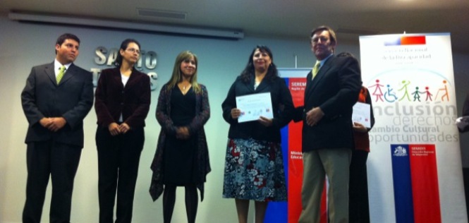 Director Regional del Senadis de Valparaíso hizo entrega de los diplomas a los intérpretes.