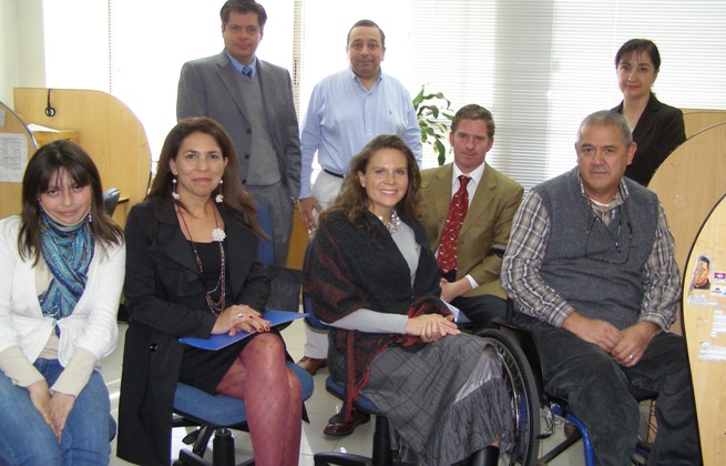 Representantes del Senadis junto al gerente de la empresa PREGO y personas con discapacidad que trabajan en el lugar.
