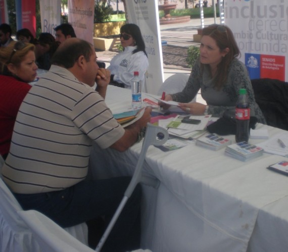 La Coordinadora del Senadis Ximena Arancibia entregando informaciones durante el Gobierno en Terreno.