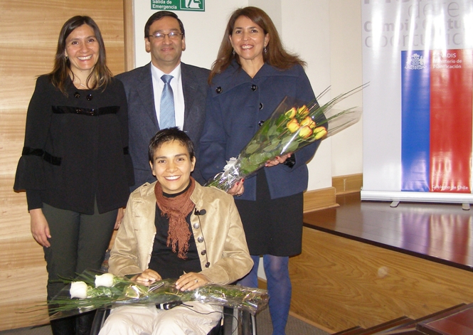 Soledad Narbona del Senadis junto a Directores de Escuela de Kinesiología y Terapia Ocupacional y a joven Carolina Pérez.