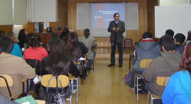 El jefe del departamento de Educación del Senadis, Wilson Rojas durante su exposición a los alumnos de Terapia Ocupacional e la U. de Chile.