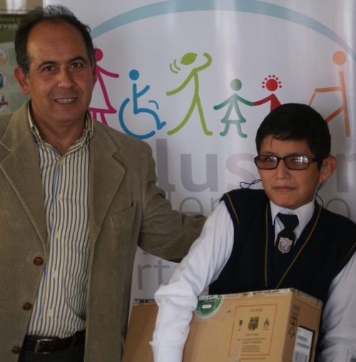 Director Regional del Senadis entrega notebook a uno de los niños beneficiados con ayudas técnicas.