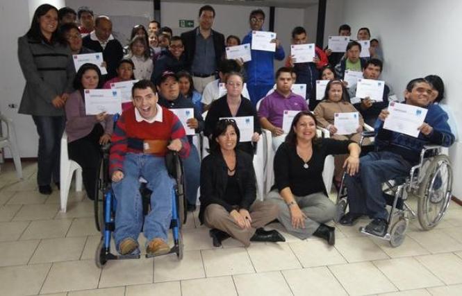 El Director Regional del Senadis Tarapacá junto a los jóvenes que recibieron su certificado.