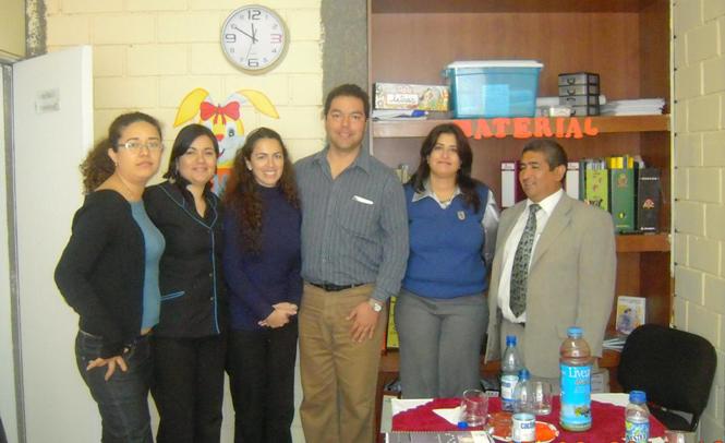 Director Regional del Senadis, Guillermo Cortés y profesional del Senadis, Daniela Urqueta junto a profesionales del colegio Kronos.