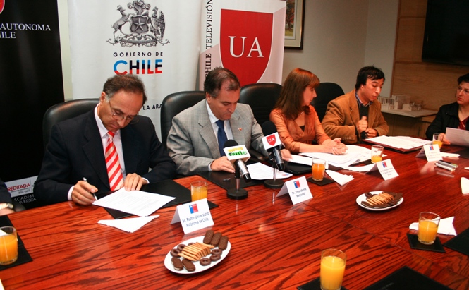 Directora Regional del Senadis junto a representantes de la Intendencia, Universidad Autónoma de Chile Televisión y Club Cultural de Personas Sordas de Temuco 