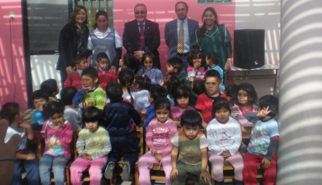 El Director Regional del Senadis Antofagasta junto a educadoras y párvulos del jardín infantil Girasoles.