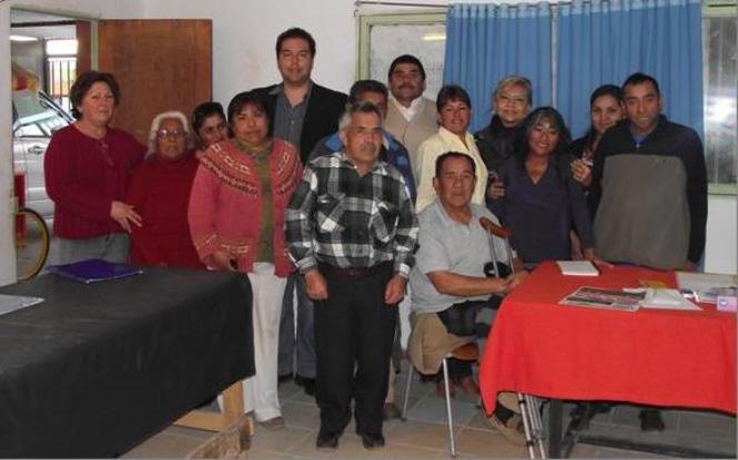 Director Regional de Senadis Tarapacá junto a los integrantes de la agrupación de Pozo Almonte.