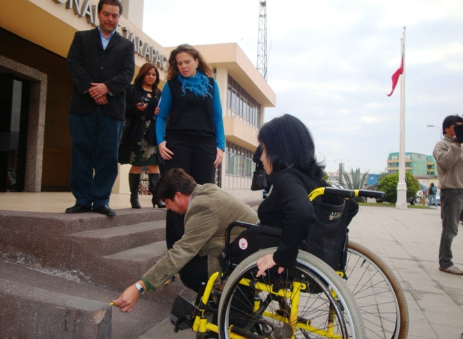 Directora Nacional del Senadis y Director Regional del Senadis Tarapacá junto a una persona en silla de ruedas revisando rampa de acceso a Intendencia
