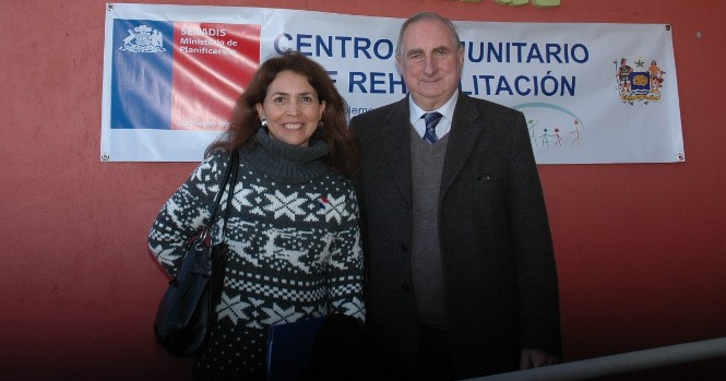 La Directora Regional Metropolitana del Senadis, Soledad Narbona y el alcalde de Curacaví, Guillermo Barros.