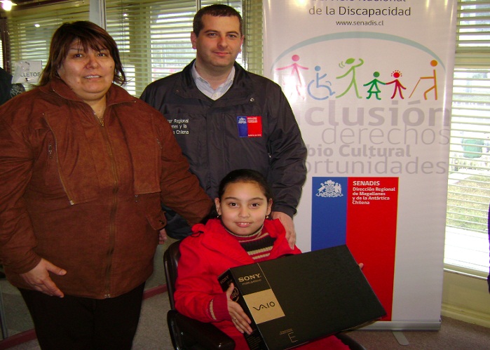 Director regional Senadis junto a Esperanza Guerrero y su madre