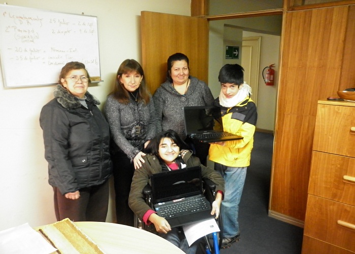 Estudiantes con Discapacidad de La Araucanía recibieron notebooks como apoyo a sus estudios