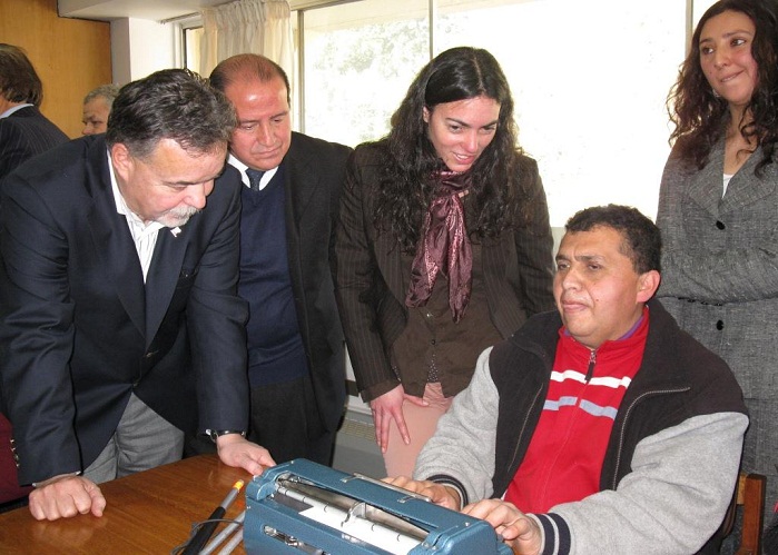 Directora Regional hace entrega de fondos para Infocentro para personas ciegas