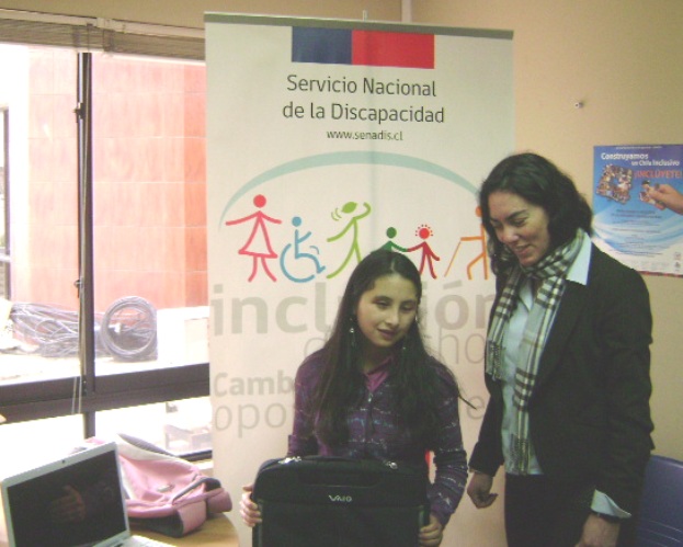  Directora Regional hace entrega de notebook a Yenifer Camaño, niña que presenta discapacidad visual