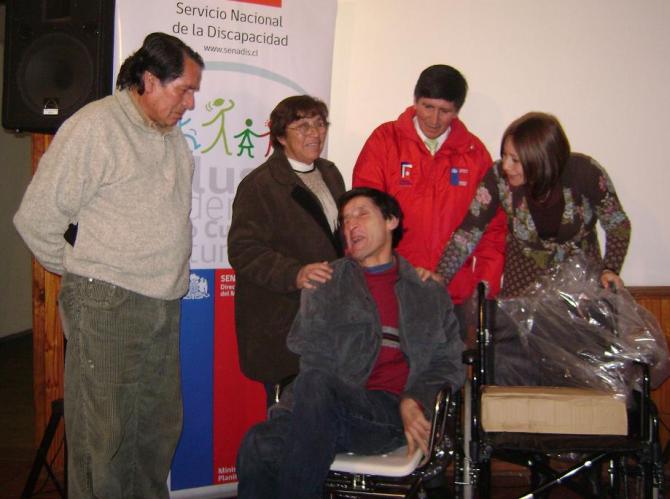 Directora Regional entrega ayudas técnicas a persona con discapacidad en Cauquenes