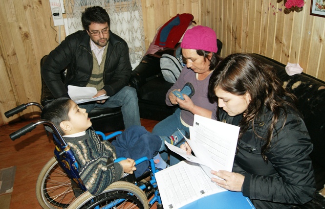Profesionales de Senadis encuestan a familia integrada por un niño con discapacidad.