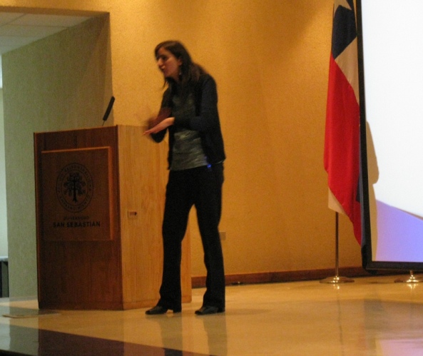 Alumna con discapacidad auditiva expone en charla de la Universidad San Sebastián