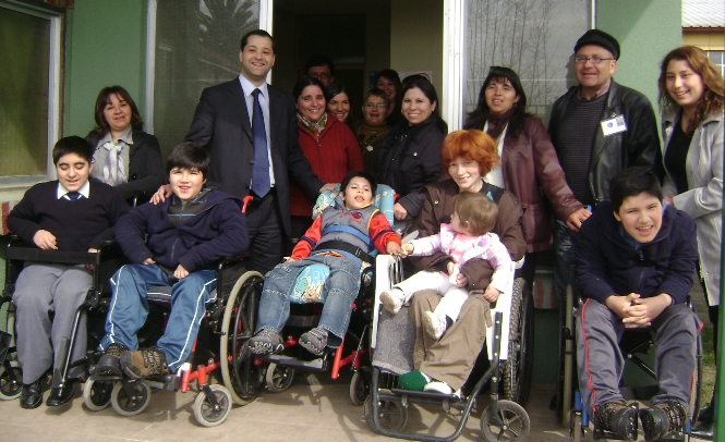 Director Regional del Senadis junto a beneficiarios del proyecto de rehabilitación de Placilla.