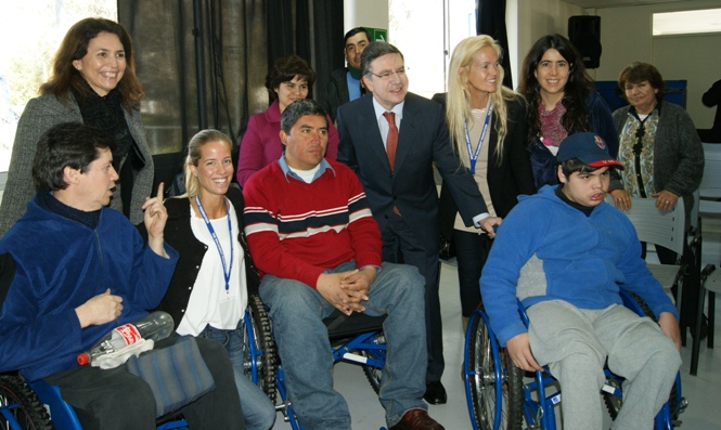 Autoridades junto a las personas que recibieron sillas de ruedas.