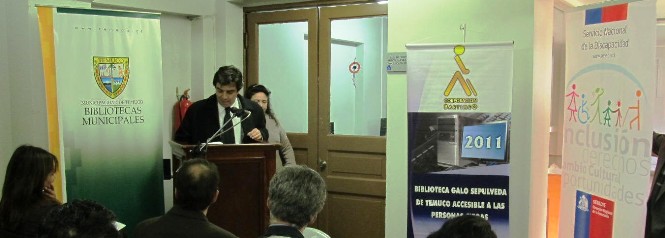 Rodrigo Reyes entrega un saludo en la inauguración de la sala de computación