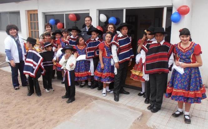 Director Regional junto al grupo folclórico de la Escuela Especial Flor del Inca de Iquique.