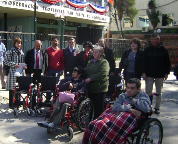 Director Regional del Senadis de Valparaíso durante la entrega de las sillas de ruedas a beneficiados.