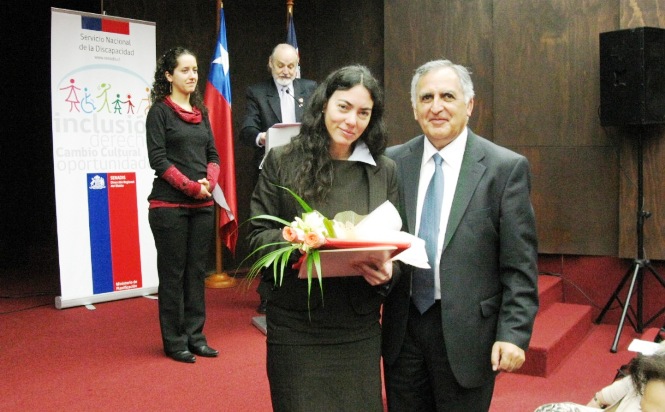 La Directora Regional recibe reconocimiento por su participación en las jornadas de la UNAB.